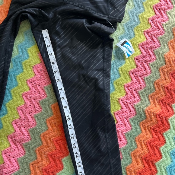 Old Navy Active  3/4 Leggings Go-Dry Black - Picture 6 of 10
